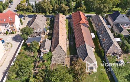 Na predaj pozemok so starším domom v obci Selice