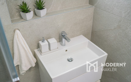 Na prenájom exkluzívny 2-izbový byt so šatníkom a panoramatickým výhľadom v projekte SKYPARK, Továrenská ulica