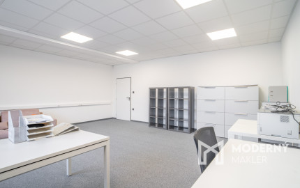 Na predaj priemyselný objekt s investičným potenciálom v Senci