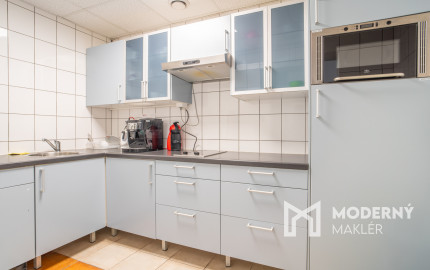 Na predaj priemyselný objekt s investičným potenciálom v Senci