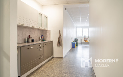 Na predaj priemyselný objekt s investičným potenciálom v Senci