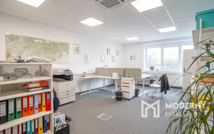 Na predaj priemyselný objekt s investičným potenciálom v Senci