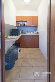 Na prenájom priestranná kancelária s parkovaním v Šamoríne