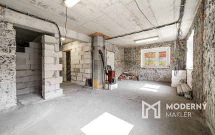 VÝRAZNE ZNÍŽENÁ CENA - Na predaj rozostavaný rodinný dom s veľkým pozemkom vo Vyšnom Kelčove