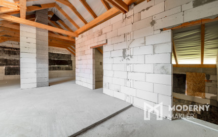 VÝRAZNE ZNÍŽENÁ CENA - Na predaj rozostavaný rodinný dom s veľkým pozemkom vo Vyšnom Kelčove