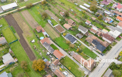 Na predaj rodinný dom so slnečným pozemkom-Veľké Chlievany
