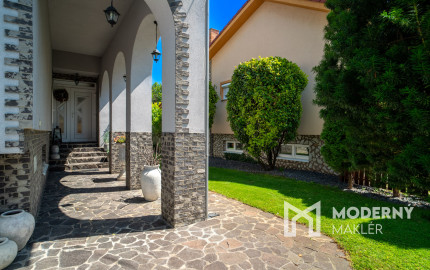 Na predaj rodinný dom s bazénom a saunou v Rohovciach