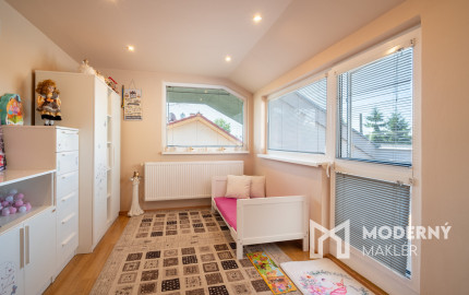 Na predaj rodinný dom s bazénom a saunou v Rohovciach