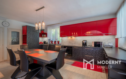 Na predaj rodinný dom s bazénom a saunou v Rohovciach