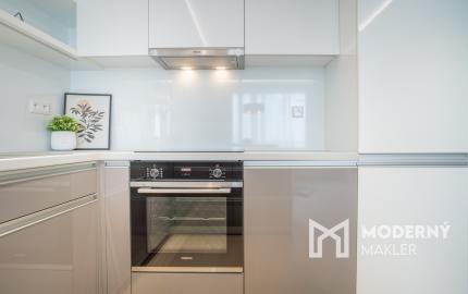 Na prenájom exkluzívny 2-izbový byt so šatníkom a panoramatickým výhľadom v projekte SKYPARK, Továrenská ulica