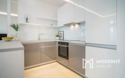 Na prenájom exkluzívny 2-izbový byt so šatníkom a panoramatickým výhľadom v projekte SKYPARK, Továrenská ulica