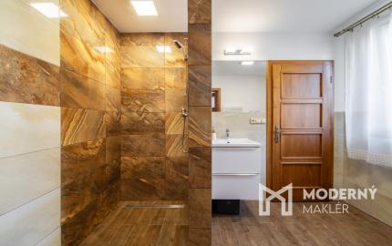 REZERVOVANÉ - Na predaj dom vhodný na podnikanie v Bzinciach pod Javorinou