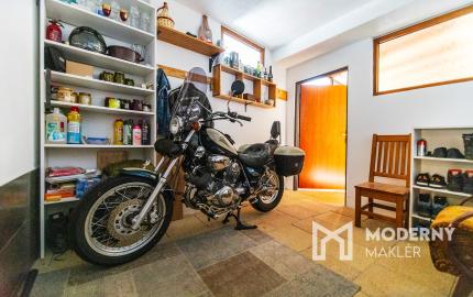 REZERVOVANÉ - Na predaj dom vhodný na podnikanie v Bzinciach pod Javorinou