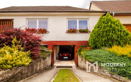 REZERVOVANÉ: Na predaj priestranný dom s veľkým pozemkom v Pobedime