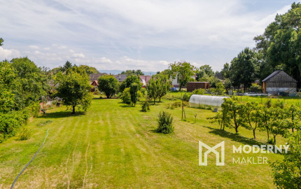 REZERVOVANÉ: Na predaj priestranný dom s veľkým pozemkom v Pobedime