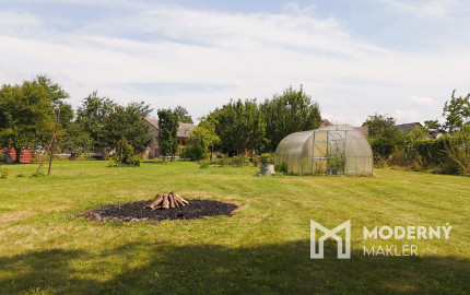 REZERVOVANÉ: Na predaj priestranný dom s veľkým pozemkom v Pobedime