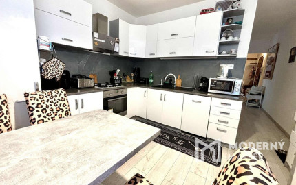 EXKLUZÍVNE NA PREDAJ – 3-IZBOVÝ BYT S DVOMA BALKÓNMI, UL. MOJMÍROVA, BÁNOVCE NAD BEBRAVOU