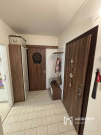 EXKLUZÍVNE NA PREDAJ – 3-IZBOVÝ BYT S DVOMA BALKÓNMI, UL. MOJMÍROVA, BÁNOVCE NAD BEBRAVOU