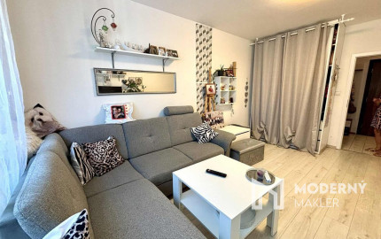 EXKLUZÍVNE NA PREDAJ – 3-IZBOVÝ BYT S DVOMA BALKÓNMI, UL. MOJMÍROVA, BÁNOVCE NAD BEBRAVOU