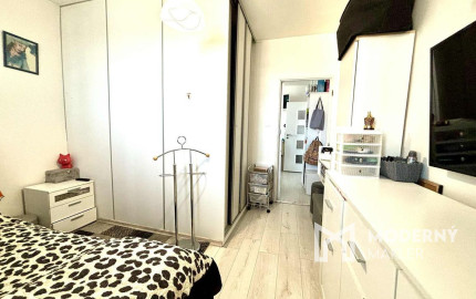 EXKLUZÍVNE NA PREDAJ – 3-IZBOVÝ BYT S DVOMA BALKÓNMI, UL. MOJMÍROVA, BÁNOVCE NAD BEBRAVOU