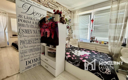 EXKLUZÍVNE NA PREDAJ – 3-IZBOVÝ BYT S DVOMA BALKÓNMI, UL. MOJMÍROVA, BÁNOVCE NAD BEBRAVOU