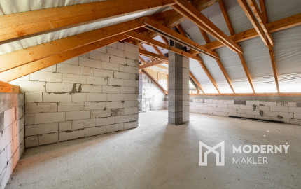 Rozostavaný dom na dokončenie podľa seba s veľkým pozemkom