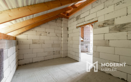 Rozostavaný dom na dokončenie podľa seba s veľkým pozemkom