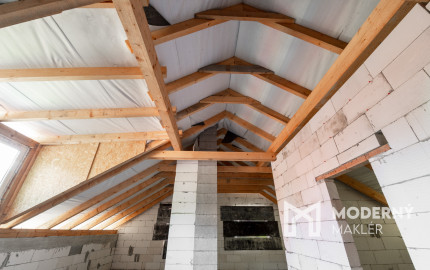 Rozostavaný dom na dokončenie podľa seba s veľkým pozemkom