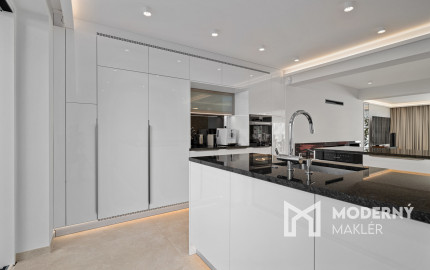 Na predaj vila so smart technológiami a výťahom na Slavíne