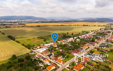 Nová znížená cena! Na predaj 5-izbový rodinný dom s veľkou záhradou v Novej Vsi nad Váhom