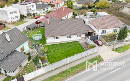 Na predaj priestranný 4-izbový rodinný dom v Malženiciach