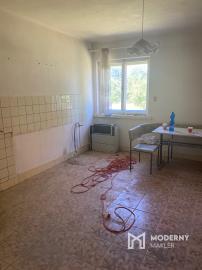 Na predaj rodinný dom vhodný na rekonštrukciu v Lúčnici nad Žitavou