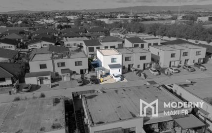 Na predaj priestranný 4-izbový rodinný dom v Bernolákove