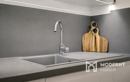 Na predaj kompletne zariadený 3-izbový byt v Petržalke