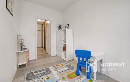 Na predaj kompletne zariadený 3-izbový byt v Petržalke