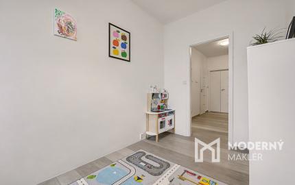 Na predaj kompletne zariadený 3-izbový byt v Petržalke