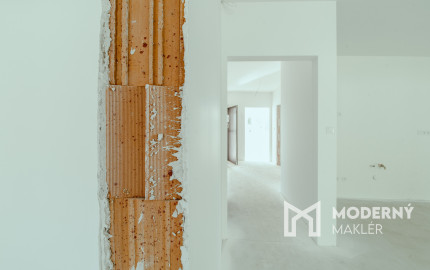 Na predaj skolaudovaný výnimočný 4-izbový byt s vlastnou záhradou vo Veľkom Orvišti