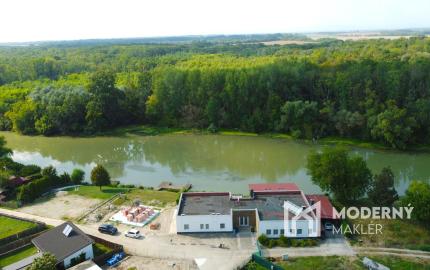 Na predaj štýlový penzión s priamym prístupom k vode v obci Blahová