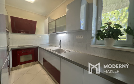 Na prenájom mestský, slnečný 3izb byt v centre Trenčína.