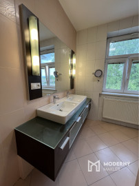 Na prenájom mestský, slnečný 3izb byt v centre Trenčína.