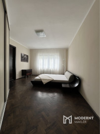 Na prenájom mestský, slnečný 3izb byt v centre Trenčína.