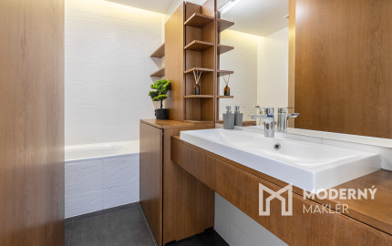 Na predaj slnečný 3-izbový byt v centre mesta Snina