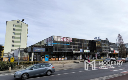 Na prenájom moderný obchodný priestor v centre Malaciek