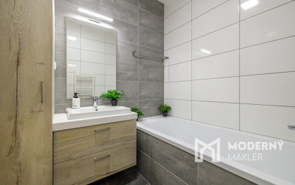 Na predaj 2-izbový slnečný byt v Starom meste s garážovým parkovaním