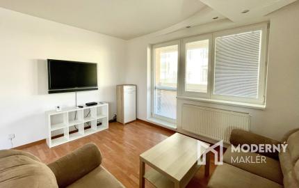 Kompletne zariadený 3-izbový byt s loggiou a garážovým státím v cene
