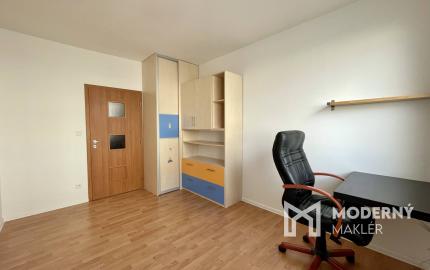 Kompletne zariadený 3-izbový byt s loggiou a garážovým státím v cene