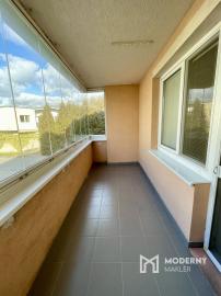 Kompletne zariadený 3-izbový byt s loggiou a garážovým státím v cene