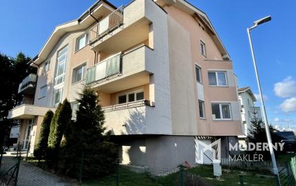 Kompletne zariadený 3-izbový byt s loggiou a garážovým státím v cene