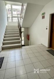 Kompletne zariadený 3-izbový byt s loggiou a garážovým státím v cene