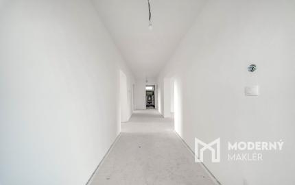 Na predaj rodinný dom s garážou v obci Šoporňa – štandard je zahrnutý v cene